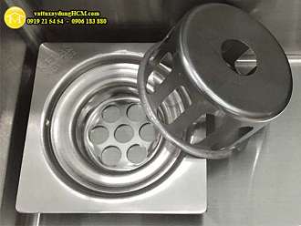 qua-cau-chan-rac-san-thuong-inox-304-de-vuong-d60