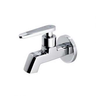 voi-nuoc-lanh-gan-tuong-tay-gat-dep-luxta-l4114t3